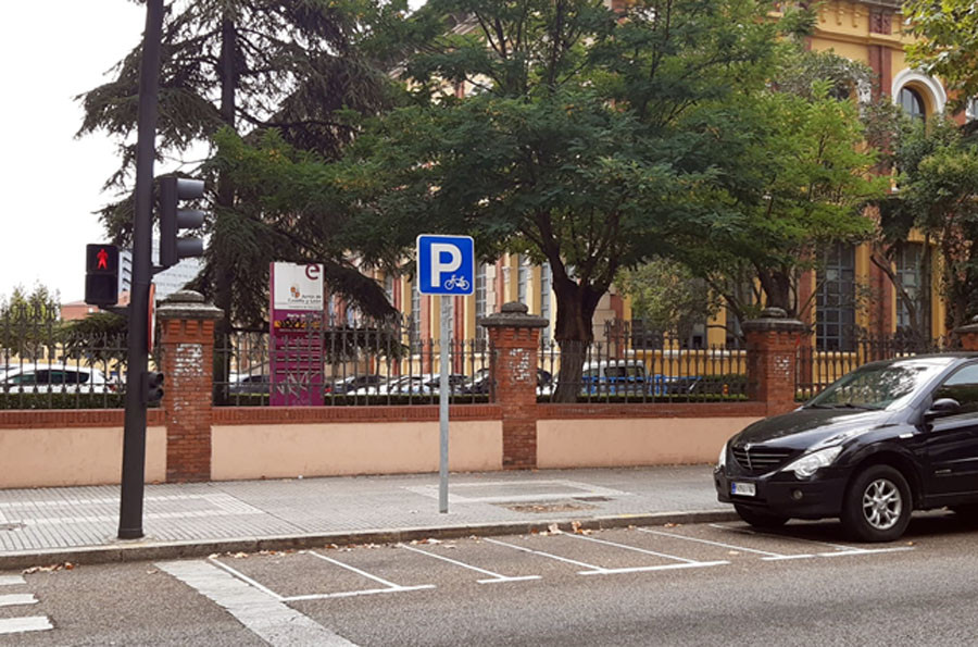 El Grupo Municipal del PSOE vuelve a solicitar a Izquierda Unida la instalación de aparcabicicletas en los distintos aparcamientos de la&nbsp;ciudad.